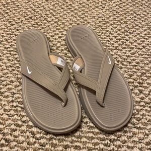Nike women’s flip flops